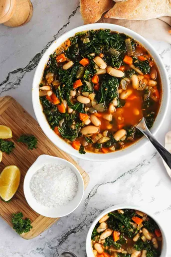 Sopa de alubias blancas y kale al estilo toscano