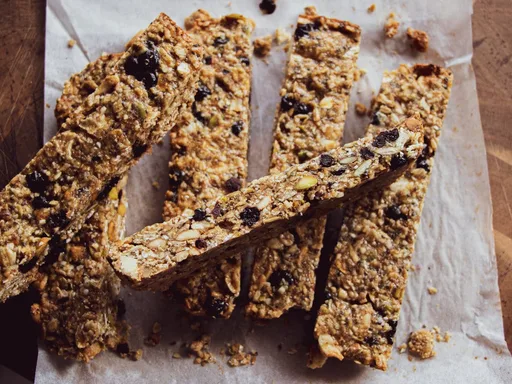 Barritas de granola con proteínas (receta inspirada en tortitas de arándanos entre paréntesis)