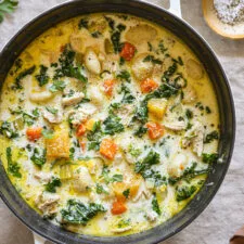Sopa cremosa de pollo y ñoquis