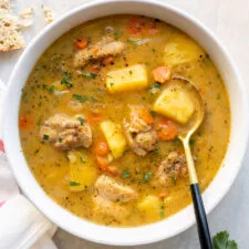 Estofado cremoso de muslos de pollo