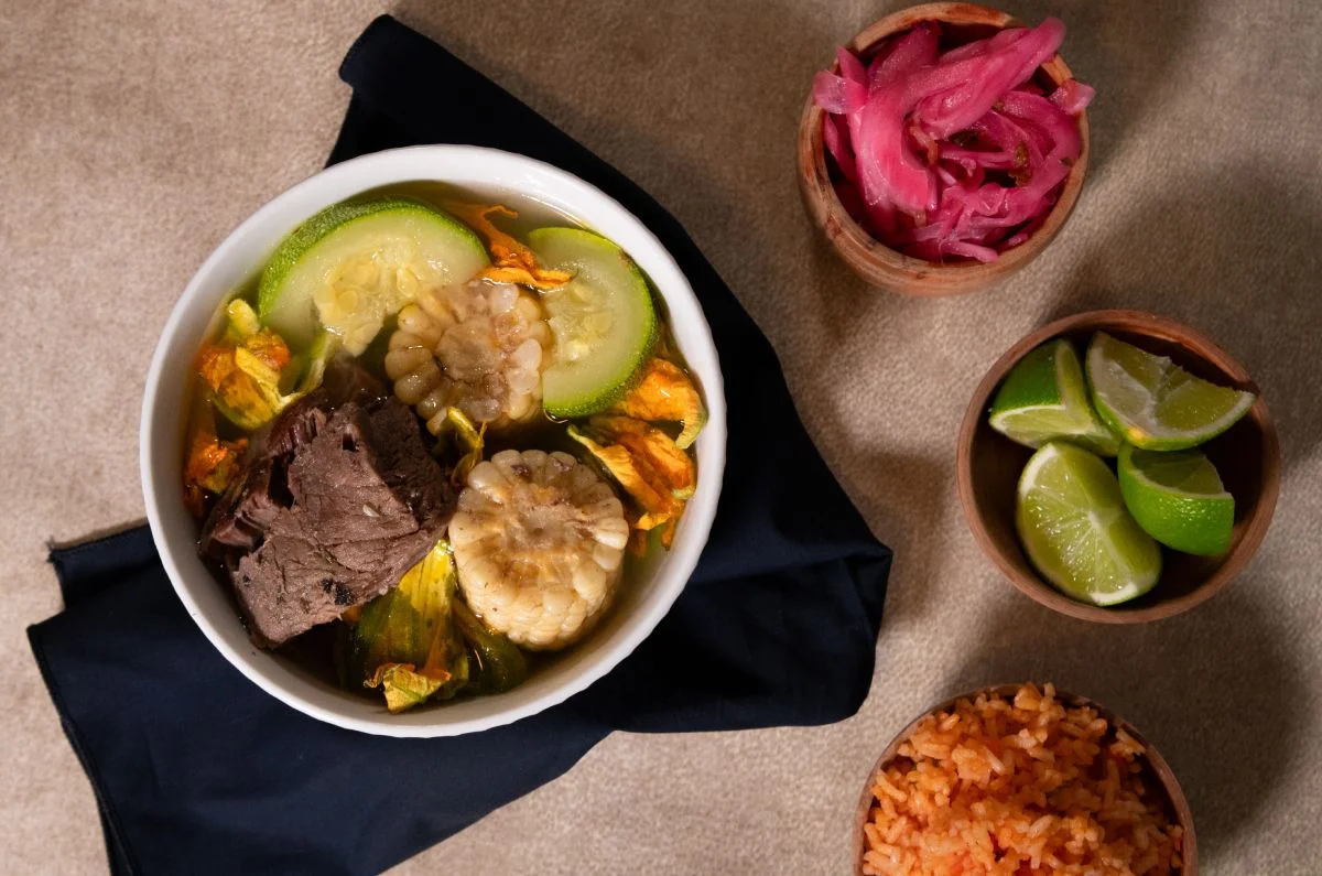 Caldo de res a la milpa, receta mexicana con verduras del campo