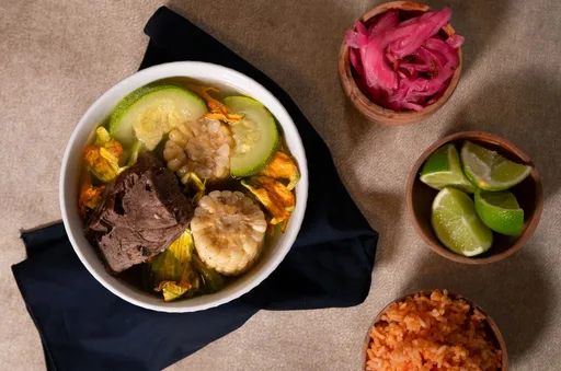 Caldo de res a la milpa, receta mexicana con verduras del campo