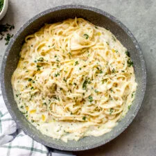 Salsa Cremosa de Ajo y Parmesano