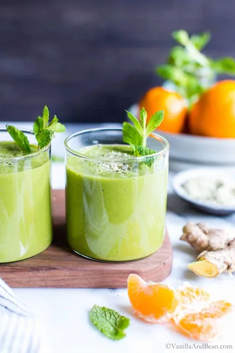 Batido verde de cítricos y jengibre con menta