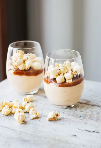 Mousse de tarta de queso con caramelo salado (con palomitas de caramelo)