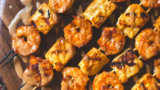 Brochetas de gambas y halloumi con salsa bang bang casera