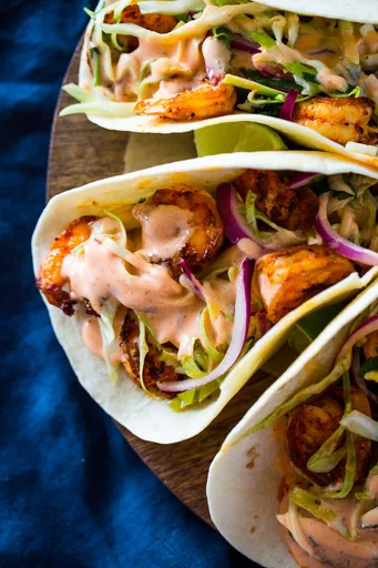 Tacos picantes de langostinos con ensalada de cilantro y salsa sriracha