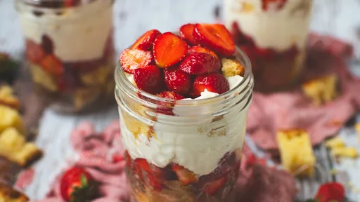 Pastel corto de fresas y limoncello (en tarros de cristal)