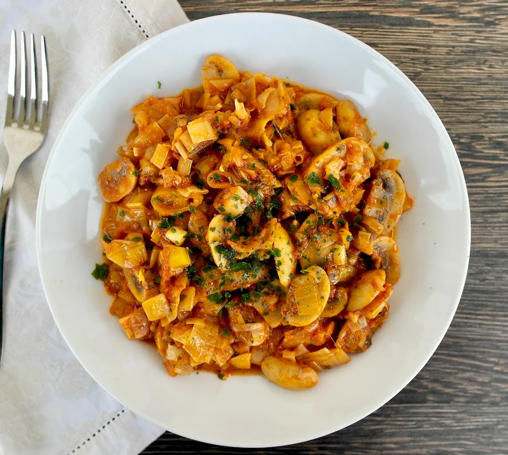 One Pot Greek Style Mushrooms and Leeks – Manitaria Giahni