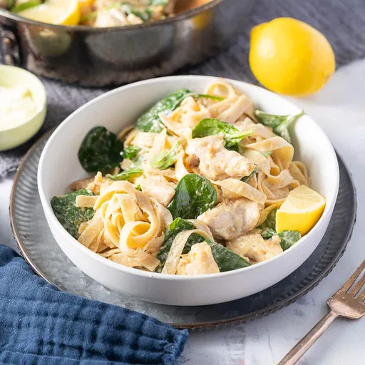 Pasta cremosa de pollo al limón