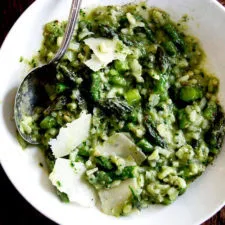 Risotto súper espárrago con farro (o sin él)