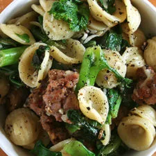 Orecchiette con salchicha y verduras de hoja