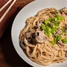 Fideos cremosos de ajo y miso