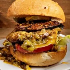 Hamburguesas con Queso y Champiñones Portobello al Chile Verde