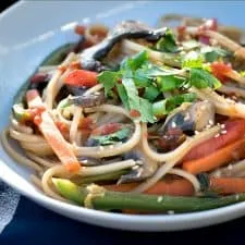 Salteño de fideos picantes con verduras