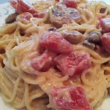 Pasta vegana con salsa Alfredo de ajo