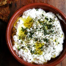 Crostini de requesón con tomillo fresco y orégano seco