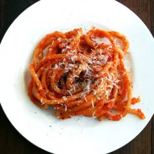 Bucatini con salsa de tomate asado a la mantequilla