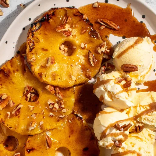 Piña asada caramelizada con mantequilla de canela