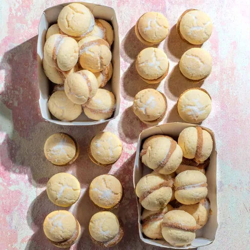 Casadinhos - Brazilian Wedding Cookies with Dulce de Leche
