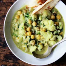Garbanzos al curri con coliflor y leche de coco