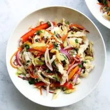 Ensalada de pollo y col de inspiración tailandesa