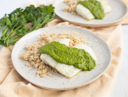 Bacalao al horno con chimichurri de perejil y cilantro