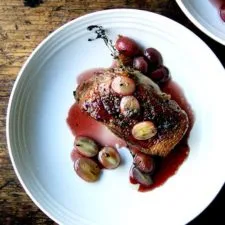 Pechuga de pato perfecta a la sartén con uvas asadas y salsa gastrique