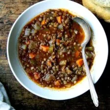 Sopa de Lentejas Vegana, en una Sola Olla y Completamente Deliciosa