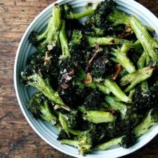 Brócoli asado con ajo, limón y parmesano de Ina Garten