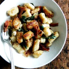 Ñoquis de patata con jamón crujiente y salvia