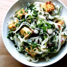 Fideos de arroz con nuoc cham, hierbas y tofu crujiente