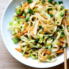 Fideos de Sichuan con chiles y cebolletas