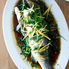 Pescado entero al vapor al estilo chino con jengibre y cebollino