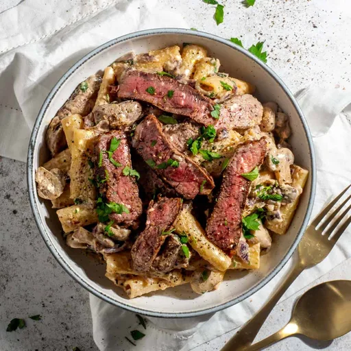 Pasta cremosa con filete de ternera