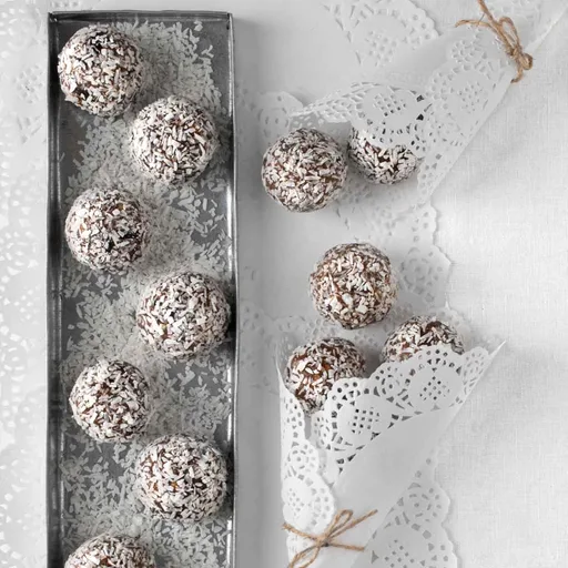 Bolas de coco y dátiles