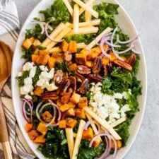 Ensalada de col rizada con vinagreta de arce