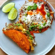 Taco crujiente de patata, huevo y queso