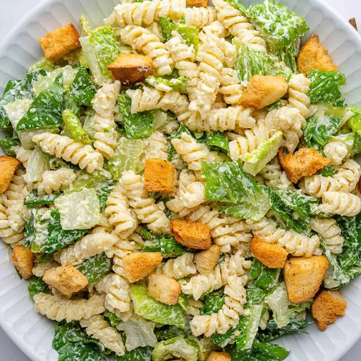 Ensalada de pasta César (con aderezo cremoso saludable)