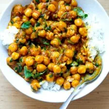 Garbanzos al curry en una sola olla