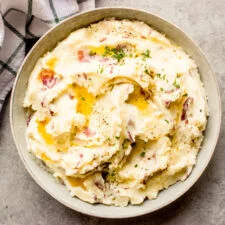 Purê de batatas de casca vermelha