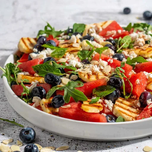 Ensalada de queso halloumi a la parrilla y sandía con aliño de granada