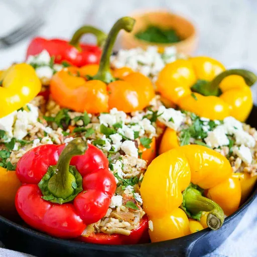 Pimientos rellenos de pollo picado al estilo griego