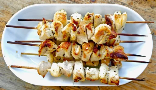 Souvlaki de pollo auténtico, rápido y fácil al horno