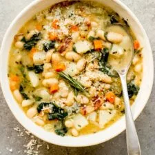 Sopa toscana de judías blancas y col rizada