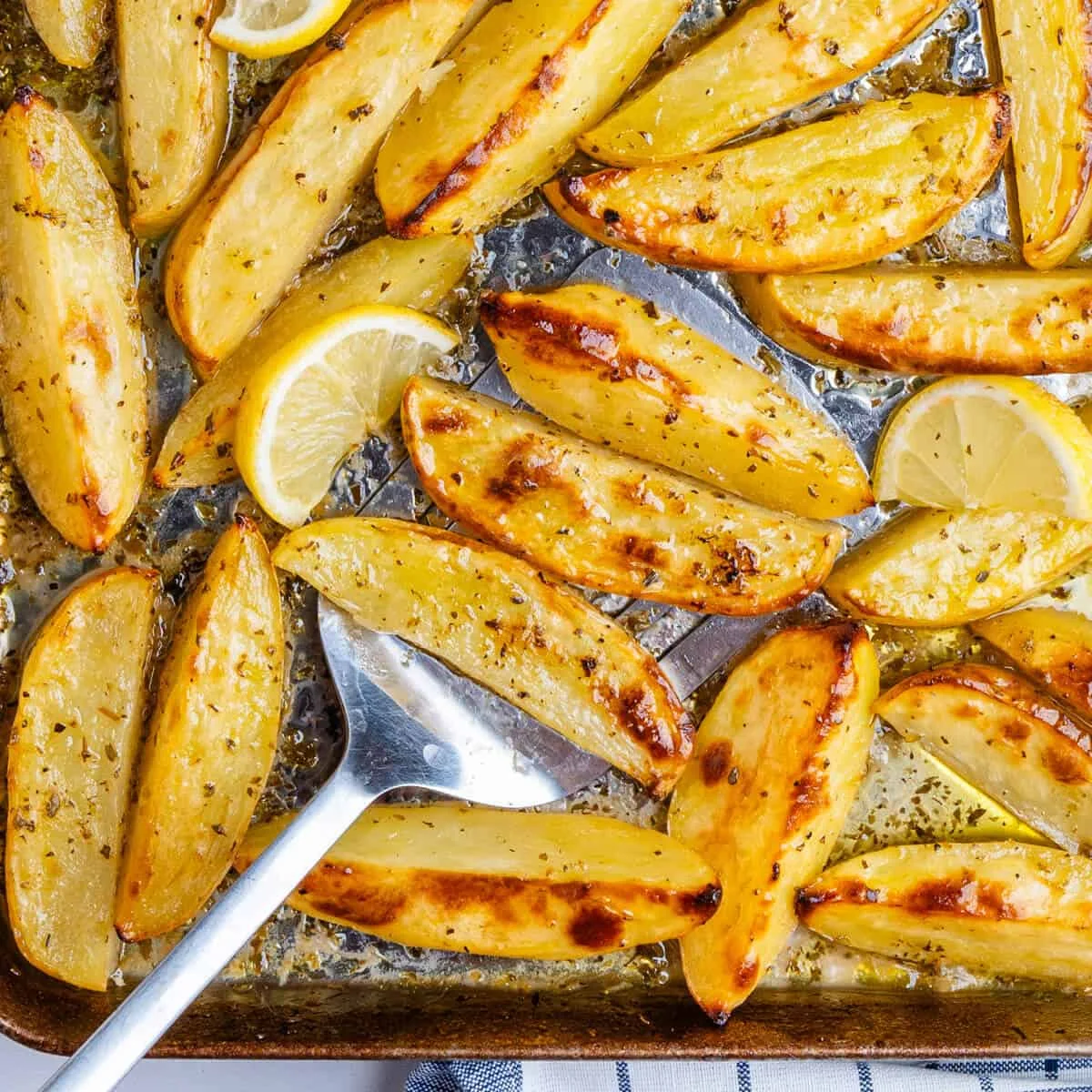 Patatas al limón a la griega (tiernas por dentro y crujientes por fuera)