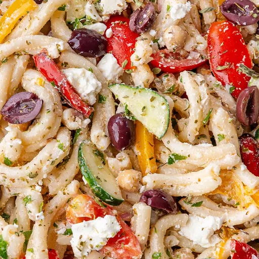 Ensalada de pasta griega con aderezo cremoso de feta