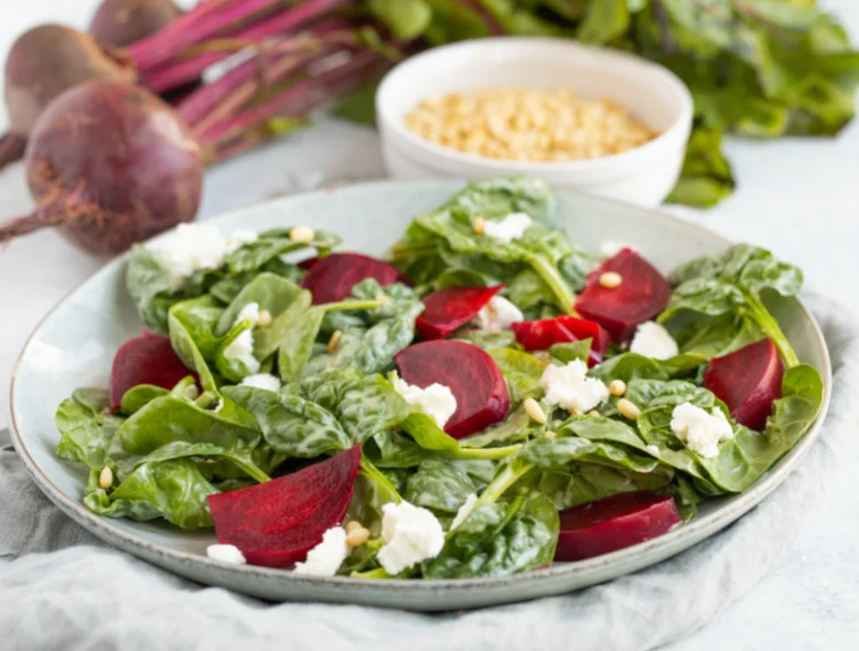 Ensalada de espinacas con queso de cabra y remolacha