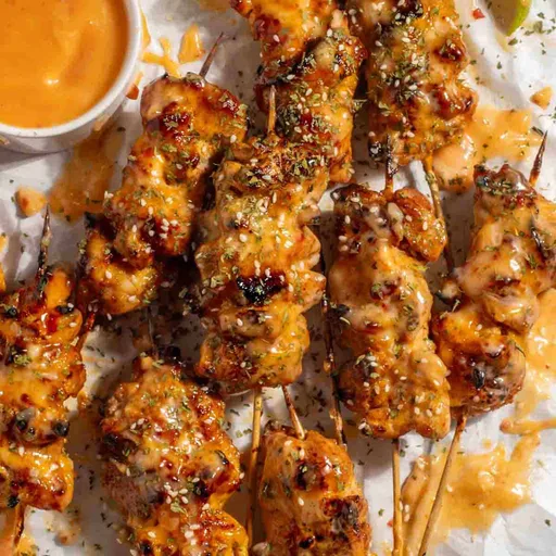 Brochetas de pollo bang bang al horno