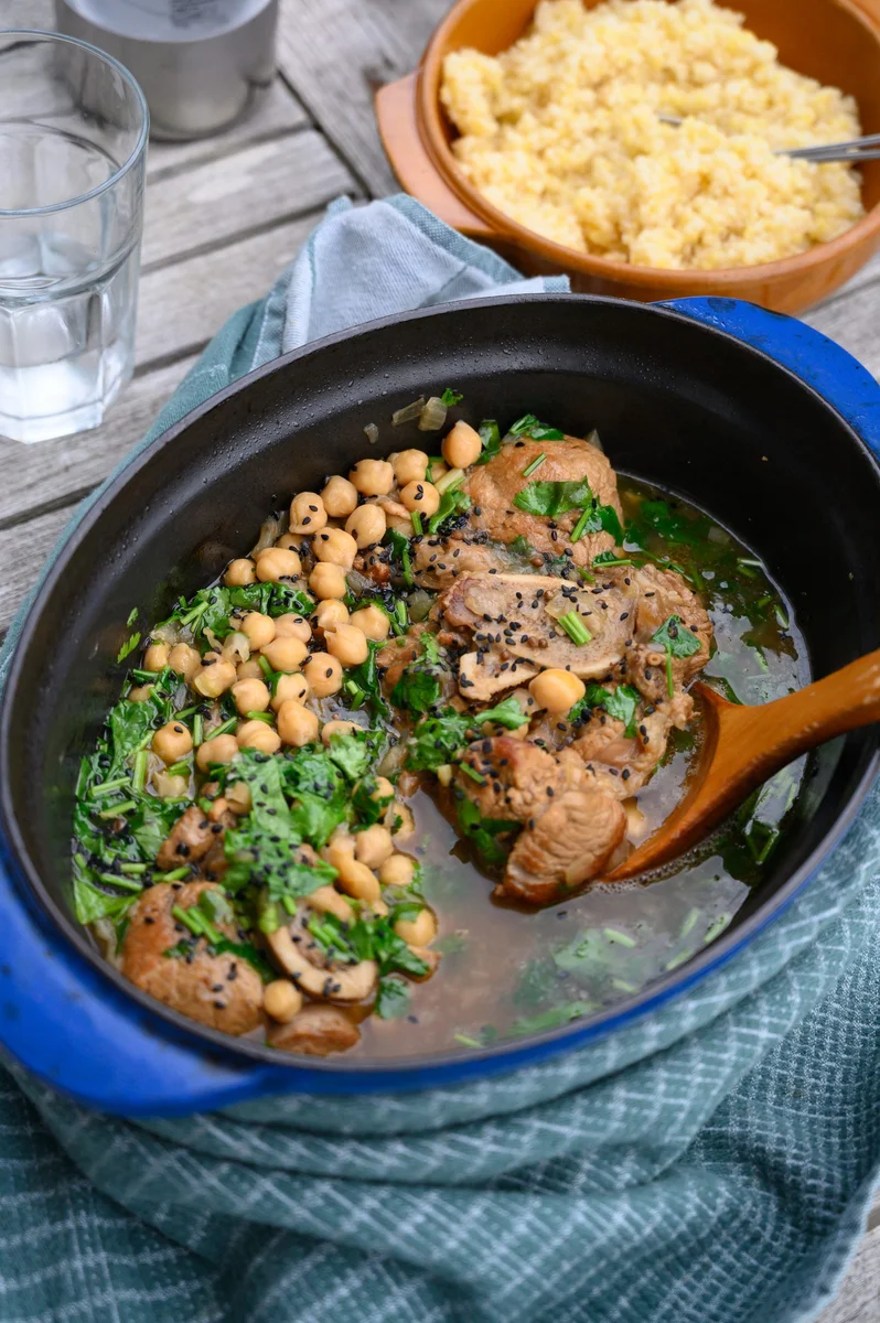 Jarret de veau aux 2 coriandres, pois chiche et huile de sésame